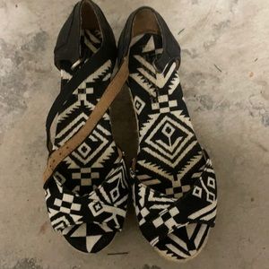 Super cute black/white Tom’s wedge